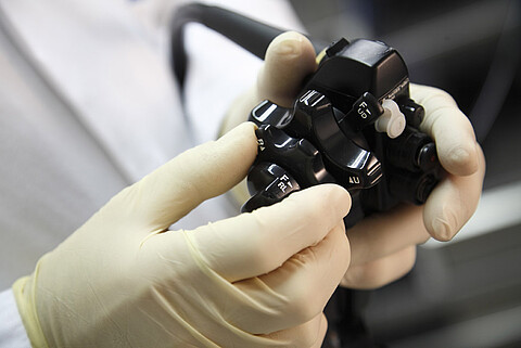 Bild der Steuerungsfunktion an einem Endoskop (Gerät zur Magen- oder Darmspiegelung)